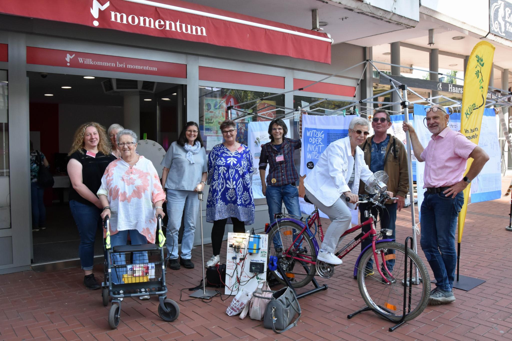 Stromerzeugen auf dem Energie-Fahrrad vor dem momentum während der Fairen Woche.