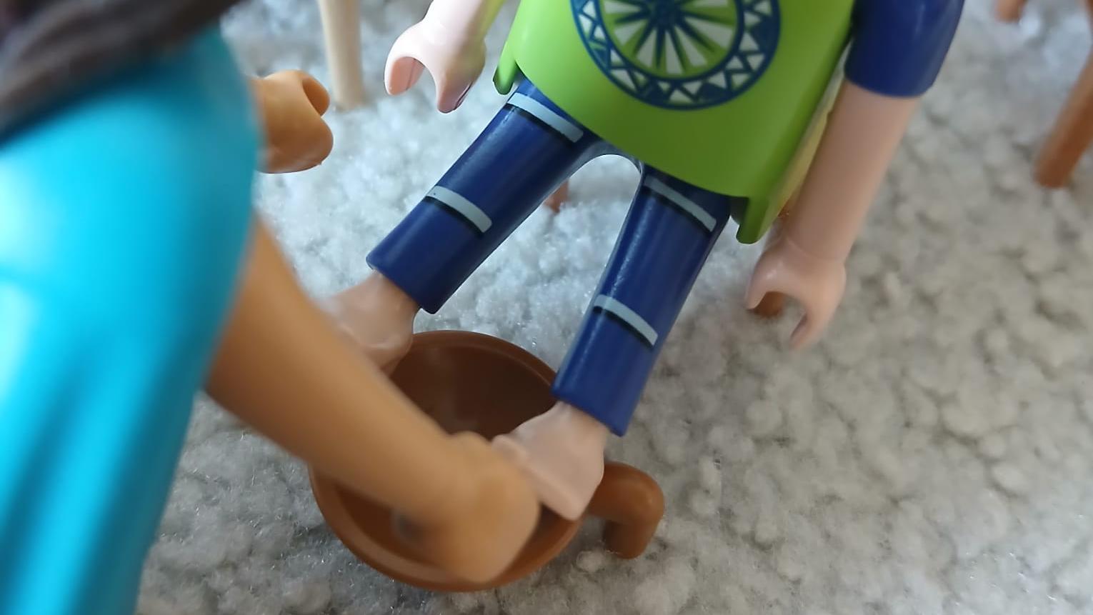 Fußwaschung mit Playmobil-Figuren