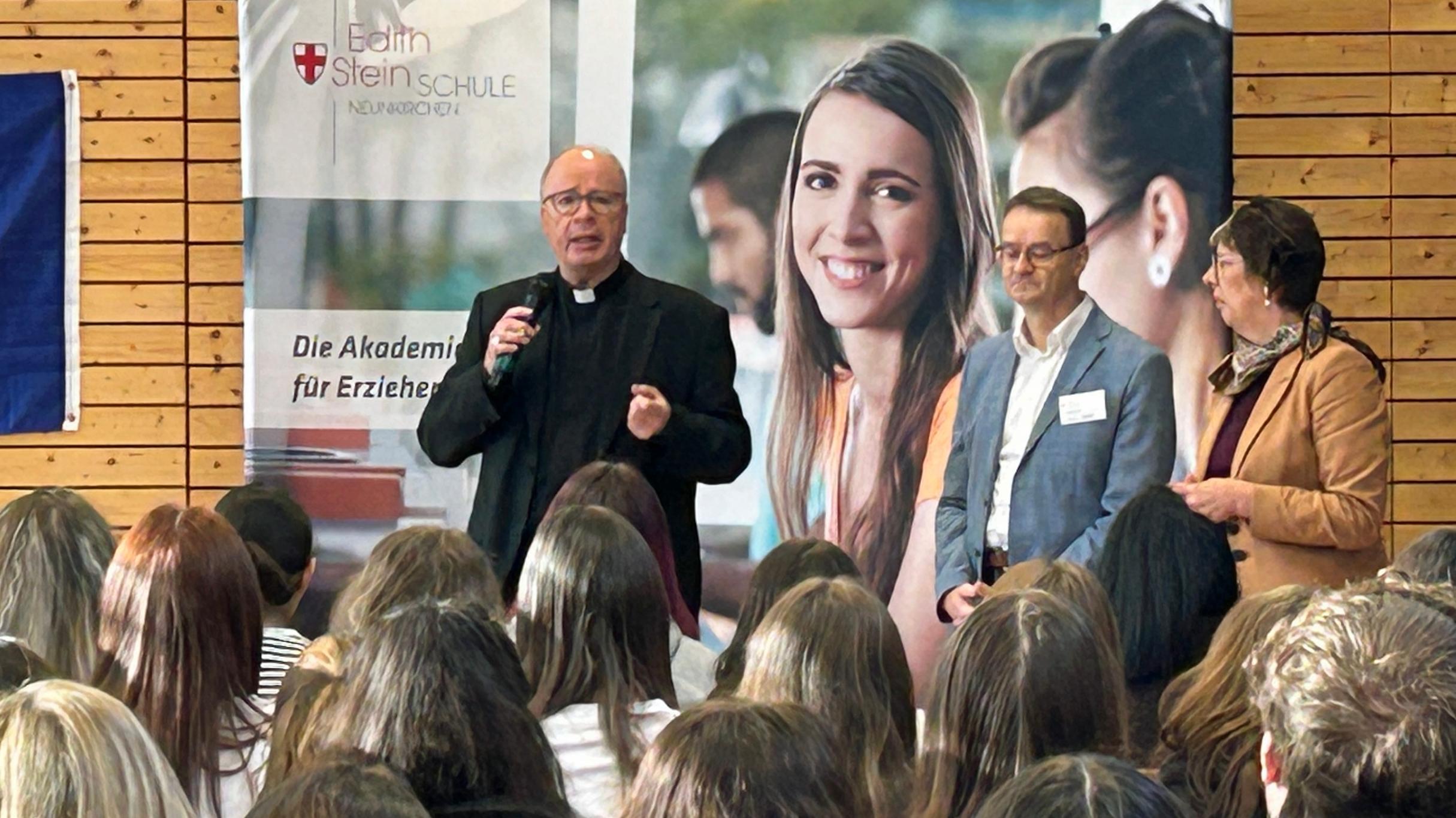 Bischof Ackermann begrüßt Schüler*innen der Edith-Stein-Schule